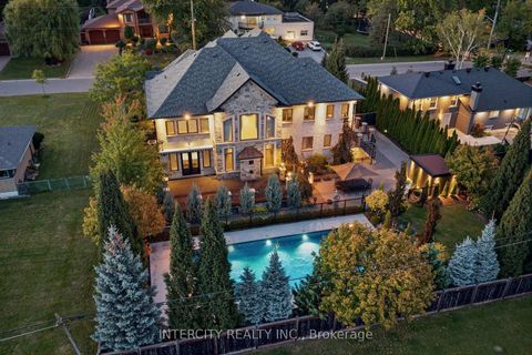 Photo 1 at 27 Rockview Gardens, Concord, Vaughan