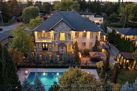 Photo 2 at 27 Rockview Gardens, Concord, Vaughan