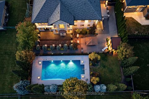 Photo 3 at 27 Rockview Gardens, Concord, Vaughan