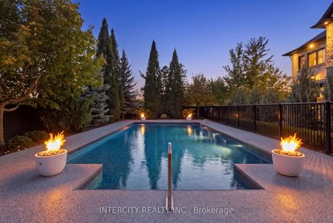 Photo 4 at 27 Rockview Gardens, Concord, Vaughan