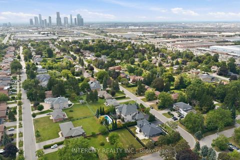 Photo 7 at 27 Rockview Gardens, Concord, Vaughan
