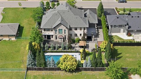 Photo 8 at 27 Rockview Gardens, Concord, Vaughan