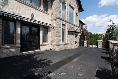 Photo 9 at 27 Rockview Gardens, Concord, Vaughan