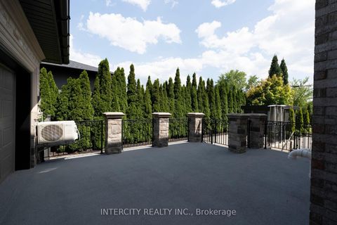 Photo 10 at 27 Rockview Gardens, Concord, Vaughan