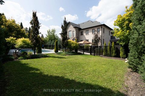 Photo 11 at 27 Rockview Gardens, Concord, Vaughan