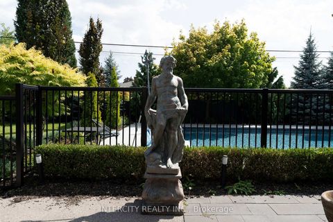 Photo 14 at 27 Rockview Gardens, Concord, Vaughan