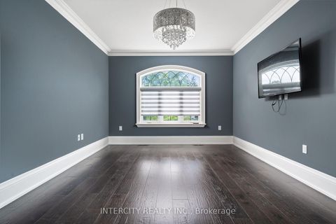 Photo 33 at 27 Rockview Gardens, Concord, Vaughan