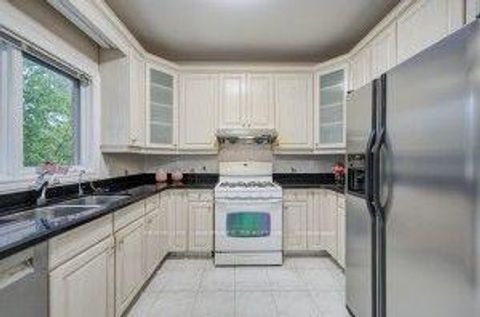 Photo 7 at 182 Finch Avenue E, Newtonbrook East, Toronto