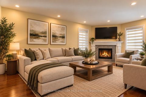 Photo 2 at 71 Castlepoint Drive, Elder Mills, Vaughan
