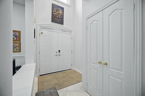 Photo 7 at 45 Skylark Drive, Vellore Village, Vaughan