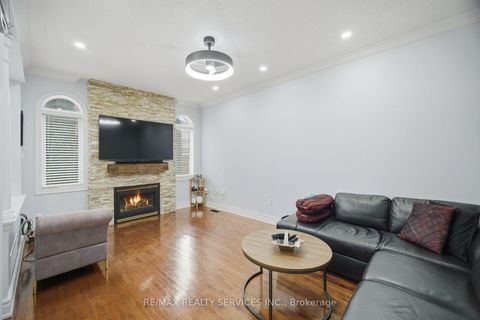 Photo 12 at 45 Skylark Drive, Vellore Village, Vaughan