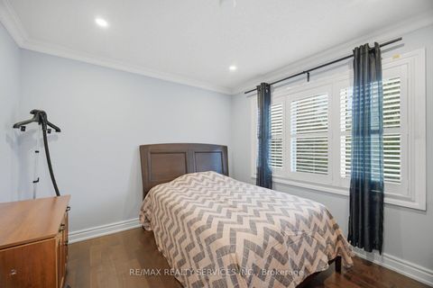 Photo 33 at 45 Skylark Drive, Vellore Village, Vaughan