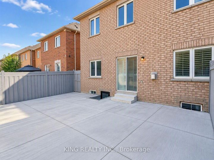 Photo 4 at 72 Baylawn Circle S, Bram East, Brampton