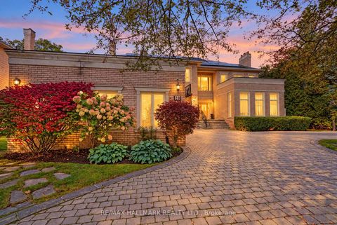 Photo 1 at 28 Renaissance Court W, Beverley Glen, Vaughan