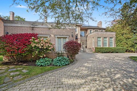 Photo 2 at 28 Renaissance Court W, Beverley Glen, Vaughan