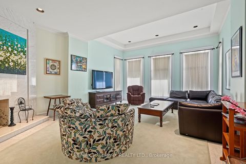 Photo 9 at 28 Renaissance Court W, Beverley Glen, Vaughan