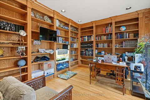 Photo 10 at 28 Renaissance Court W, Beverley Glen, Vaughan