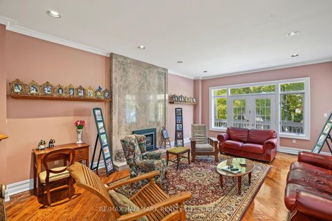 Photo 11 at 28 Renaissance Court W, Beverley Glen, Vaughan