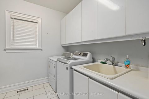 Photo 14 at 28 Renaissance Court W, Beverley Glen, Vaughan