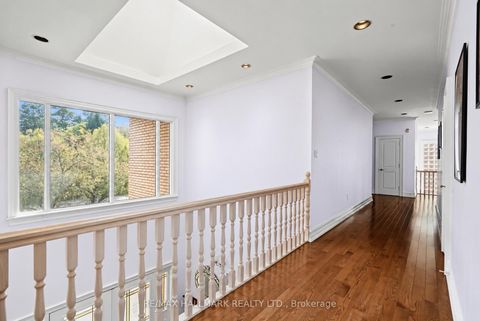 Photo 19 at 28 Renaissance Court W, Beverley Glen, Vaughan
