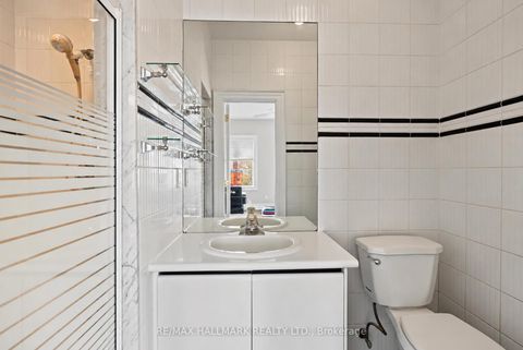 Photo 23 at 28 Renaissance Court W, Beverley Glen, Vaughan
