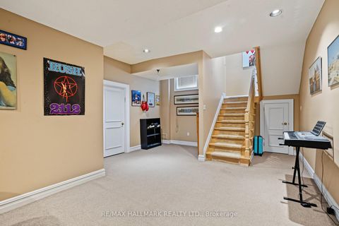 Photo 36 at 28 Renaissance Court W, Beverley Glen, Vaughan