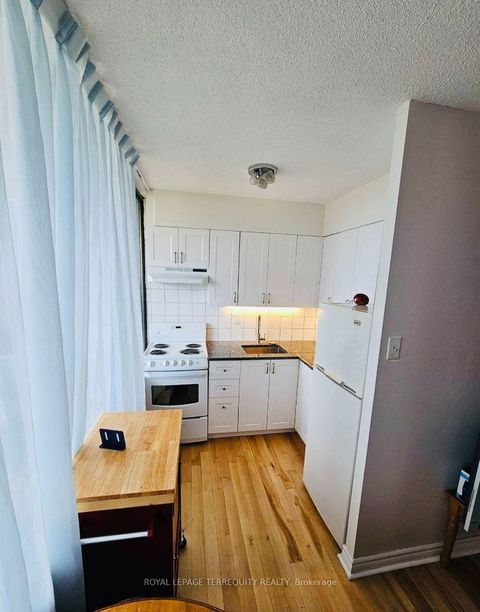 Photo 3 at 720 Spadina Avenue, University, Toronto