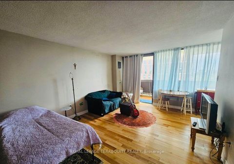 Photo 4 at 720 Spadina Avenue, University, Toronto