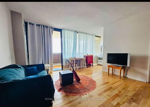 Photo 5 at 720 Spadina Avenue, University, Toronto