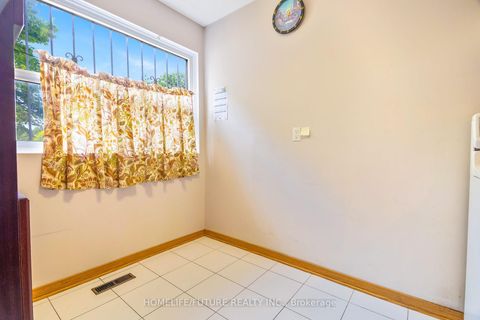 Photo 7 at 174 - 124 Dusay Place, L'Amoreaux, Toronto