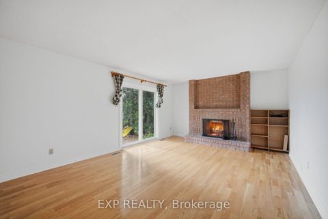 Photo 9 at 20 Devlin Place, Aurora Highlands, Aurora