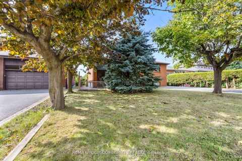 Photo 4 at 221 Elgin Mills Road W, Mill Pond, Richmond Hill