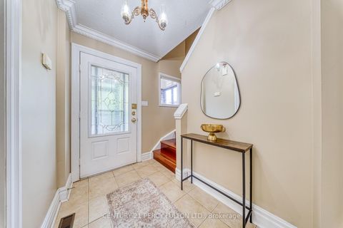 Photo 3 at 109 Swinton Crescent, Lakeview Estates, Vaughan