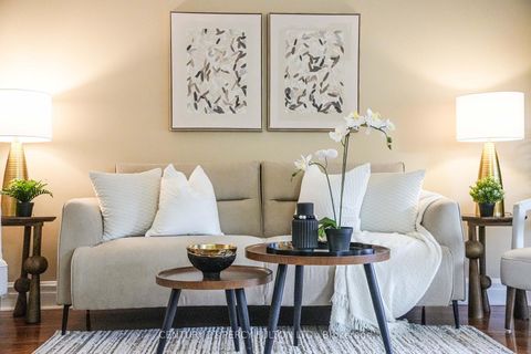 Photo 7 at 109 Swinton Crescent, Lakeview Estates, Vaughan