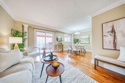 Photo 8 at 109 Swinton Crescent, Lakeview Estates, Vaughan