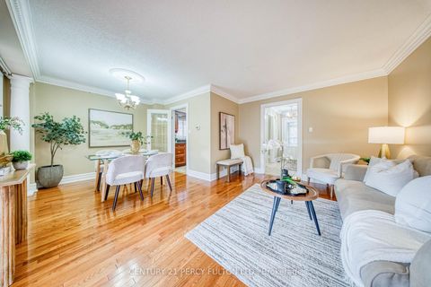 Photo 10 at 109 Swinton Crescent, Lakeview Estates, Vaughan