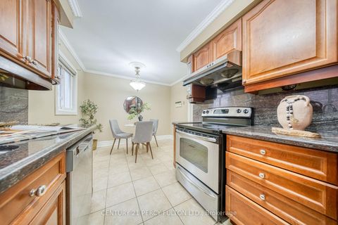 Photo 13 at 109 Swinton Crescent, Lakeview Estates, Vaughan