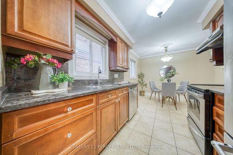 Photo 14 at 109 Swinton Crescent, Lakeview Estates, Vaughan