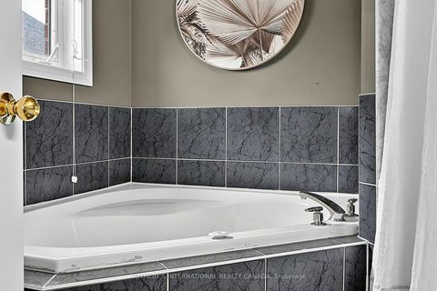 Photo 22 at 4 Brecken Drive, Keswick South, Georgina