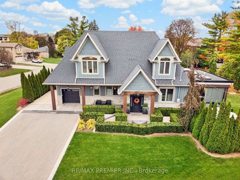 Photo 2 at 31 Malaren Road, Maple, Vaughan