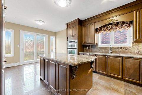 Photo 5 at 20 Shalom Aleichem Court, Patterson, Vaughan