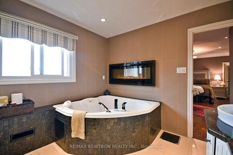 Photo 10 at 9 Hyde Park Drive, Doncrest, Richmond Hill