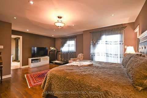 Photo 11 at 9 Hyde Park Drive, Doncrest, Richmond Hill