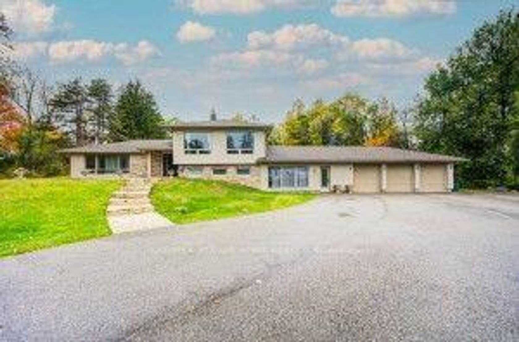 12 Westgate Boulevard, King City, King photo number 2
