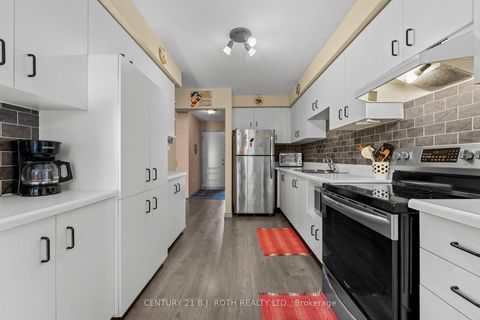 Photo 8 at 74 Ritva Court E, North Richvale, Richmond Hill