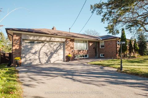 Photo 1 at 92 Bond Crescent, Oak Ridges, Richmond Hill