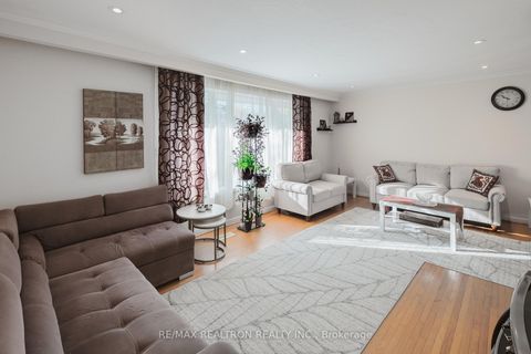 Photo 2 at 92 Bond Crescent, Oak Ridges, Richmond Hill