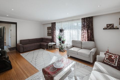 Photo 3 at 92 Bond Crescent, Oak Ridges, Richmond Hill