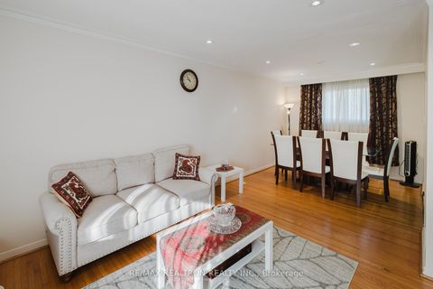 Photo 4 at 92 Bond Crescent, Oak Ridges, Richmond Hill