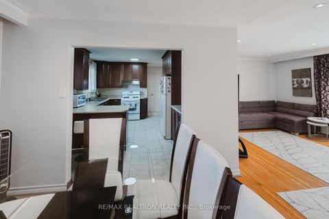 Photo 5 at 92 Bond Crescent, Oak Ridges, Richmond Hill
